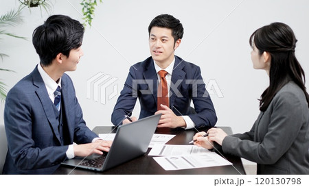 ミーティングをするビジネスパーソン	 120130798