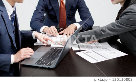 会議で指摘をするビジネスパーソン	 120130802