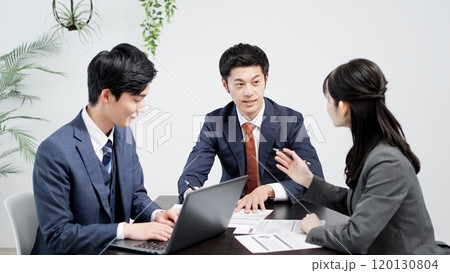ミーティングをするビジネスパーソン	 120130804