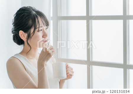 朝、歯磨き・歯をブラッシングする笑顔のアジア人女性 120131034