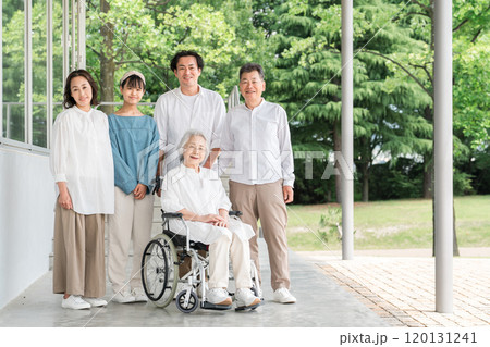 老人ホーム・介護施設・病院にお見舞いに来た家族・ファミリー・三世代家族 120131241