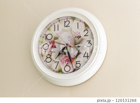 Clock on the wall 120131268