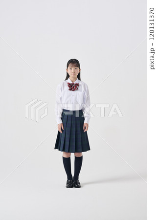 白背景,日本人女子中学生,笑顔,全身 120131370