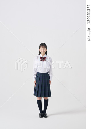 女子中学生全身 白背景,日本人女子中学生,笑顔,全身の写真素材 [120131372] - PIXTA