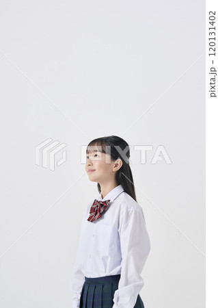 白背景,日本人女子中学生,笑顔 120131402