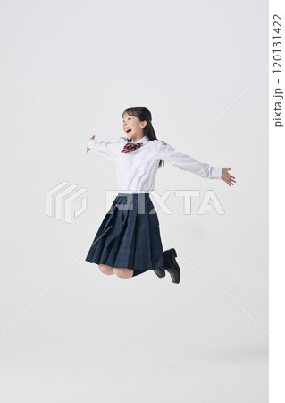 白背景,笑顔でジャンプをする日本人女子中学生 白背景,笑顔でジャンプをする日本人女子中学生 120131422