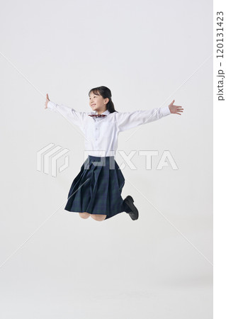 白背景,笑顔でジャンプをする日本人女子中学生 120131423