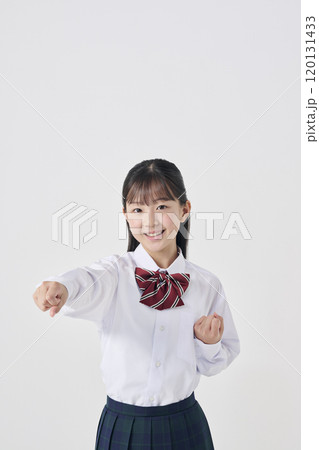 白背景,ファイトポーズを取る日本人女子中学生 白背景,ファイトポーズを取る日本人女子中学生 120131433