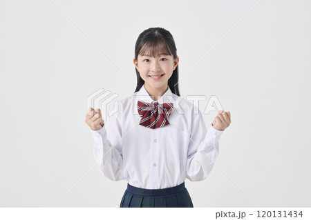 白背景,ファイトポーズを取る日本人女子中学生 120131434