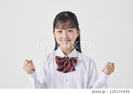 白背景,ファイトポーズを取る日本人女子中学生 120131436