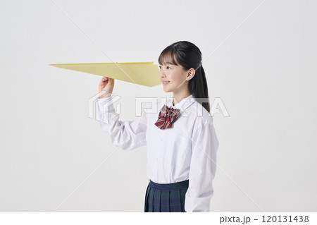 白背景,大きい紙飛行機を飛ばす日本人女子中学生 白背景,大きい紙飛行機を飛ばす日本人女子中学生 120131438