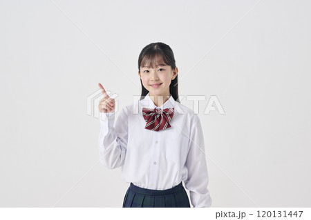 白背景,左側を指差す日本人女子中学生 白背景,左側を指差す日本人女子中学生 120131447