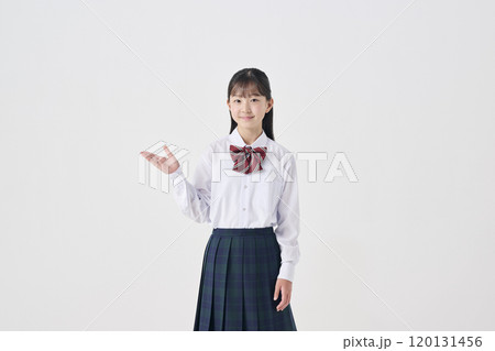 白背景,案内する日本人女子中学生 白背景,案内する日本人女子中学生 120131456