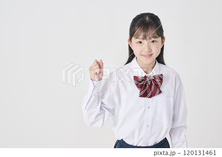 白背景,ファイトポーズを取る日本人女子中学生 白背景,ファイトポーズを取る日本人女子中学生 120131461
