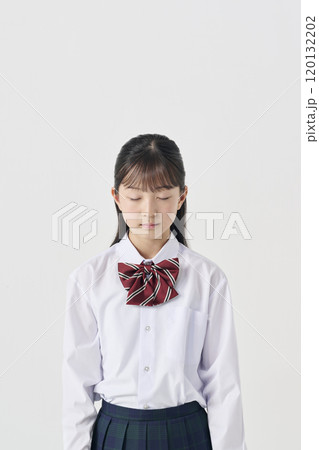 白背景,目を瞑った日本人女子中学生 白背景,目を瞑った日本人女子中学生 120132202