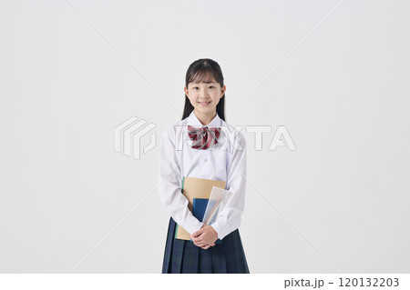 白背景,勉強道具を持った日本人女子中学生 白背景,勉強道具を持った日本人女子中学生 120132203