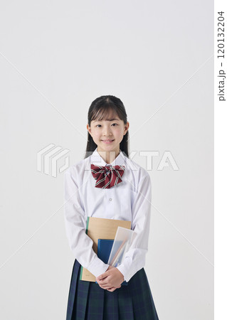 白背景,勉強道具を持った日本人女子中学生 白背景,勉強道具を持った日本人女子中学生 120132204