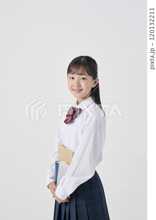 白背景,勉強道具を持った日本人女子中学生 120132211