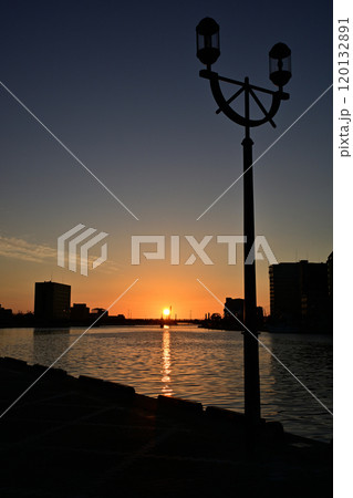 幣舞橋と夕日 120132891
