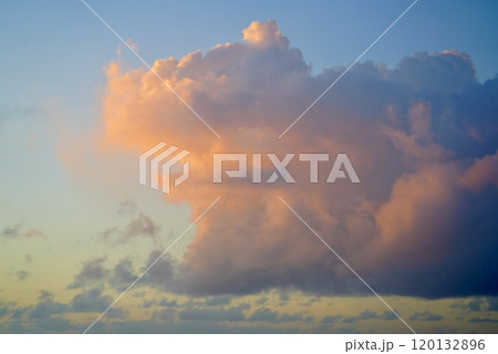 朝焼けに染まる雲 120132896