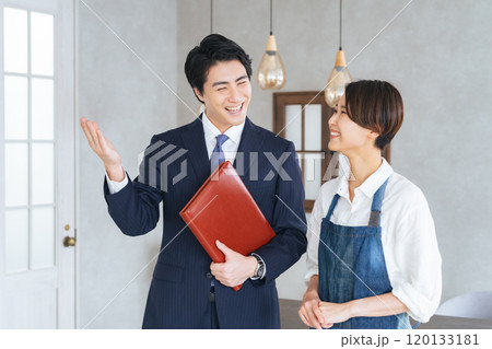 物件の内見をする店舗経営する女性と営業マン 120133181
