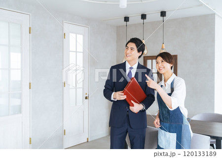 物件の内見をする店舗経営する女性と営業マン 120133189