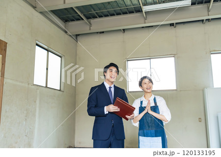 中古物件の内見をする店舗経営する女性と営業マン 中古物件の内見をする店舗経営する女性と営業マン 120133195