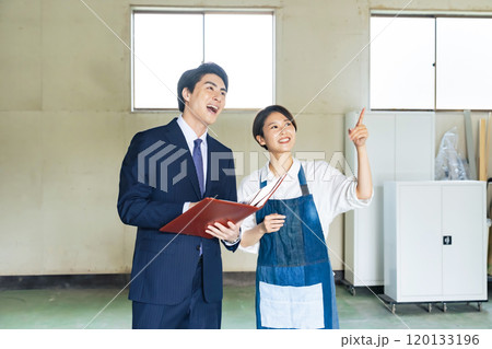 中古物件の内見をする店舗経営する女性と営業マン 120133196