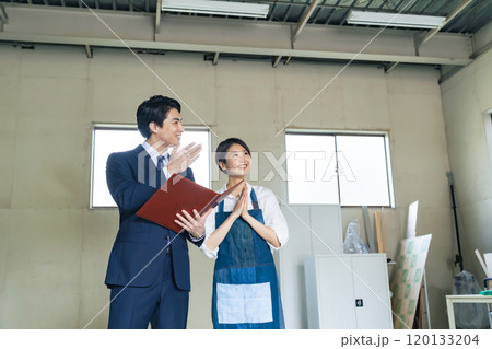 中古物件の内見をする店舗経営する女性と営業マン 中古物件の内見をする店舗経営する女性と営業マン 120133204