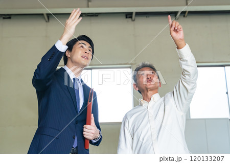 物件の内見をするシニア男性と営業マン 物件の内見をするシニア男性と営業マン 120133207