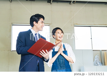 中古物件の内見をする店舗経営する女性と営業マン 120133211