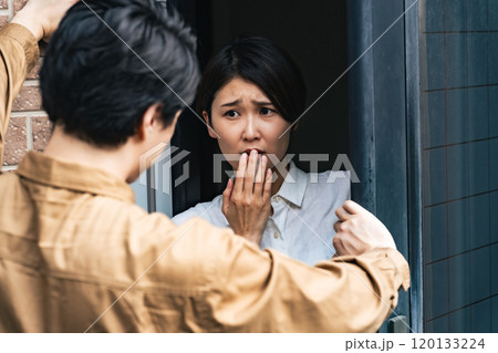 住宅に押し入る男性と驚く女性住民 住宅に押し入る男性と驚く女性住民 120133224