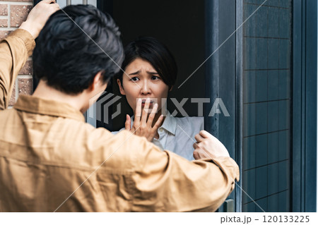 住宅に押し入る男性と驚く女性住民 120133225