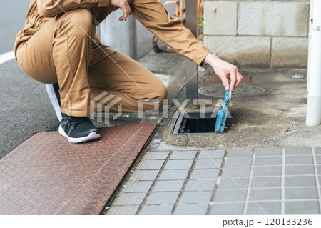 水道メーターを確認する作業員 水道メーターを確認する作業員 120133236