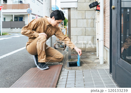 水道メーターを確認する作業員 120133239
