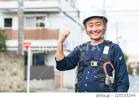 住宅街に立つシニア作業員 120133244