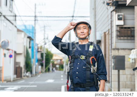 住宅街に立つシニア作業員 住宅街に立つシニア作業員 120133247