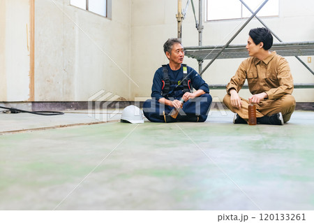 工事現場で休憩する大工と作業員 工事現場で休憩する大工と作業員 120133261