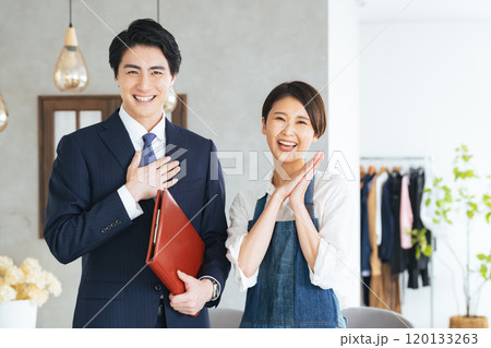 おしゃれな内装の部屋に並ぶショップ店員と営業マン おしゃれな内装の部屋に並ぶショップ店員と営業マン 120133263