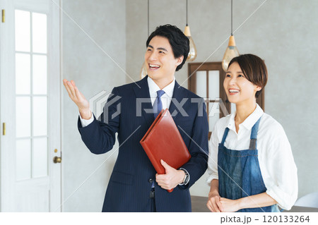 物件の内見をする店舗経営する女性と営業マン 物件の内見をする店舗経営する女性と営業マン 120133264
