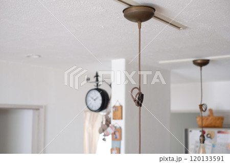 ダイニングテーブルの上に設置したダクトレール 120133591