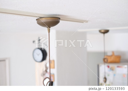 ダイニングテーブルの上に設置したダクトレール 120133593