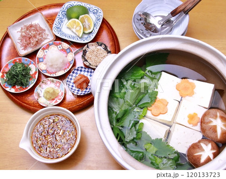 沢山の薬味で楽しむ湯豆腐　俯瞰 120133723
