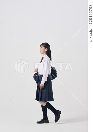 白背景,通学カバンを持った日本人女子中学生 120133798