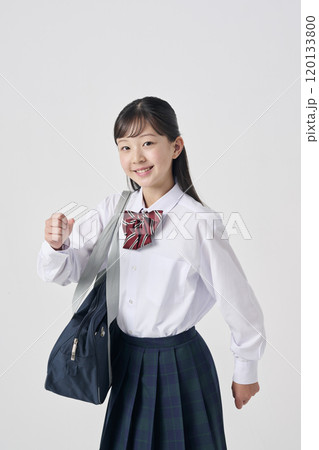 白背景,通学カバンを持って歩き出す日本人女子中学生 120133800