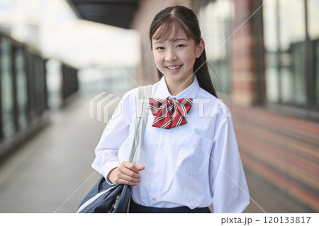 通学中の日本人女子中学生 120133817