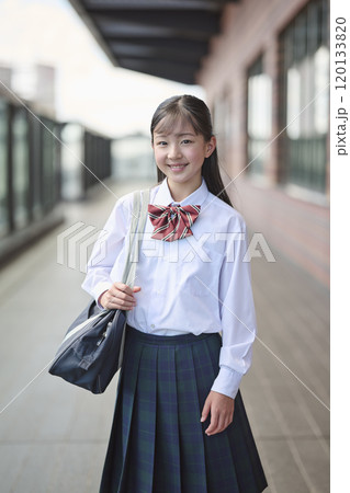 通学中の日本人女子中学生 通学中の日本人女子中学生 120133820