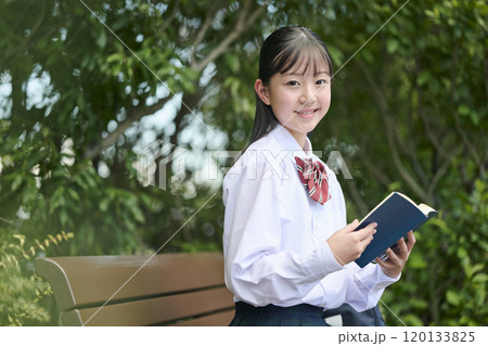 公園で本を読む女子中学生 120133825