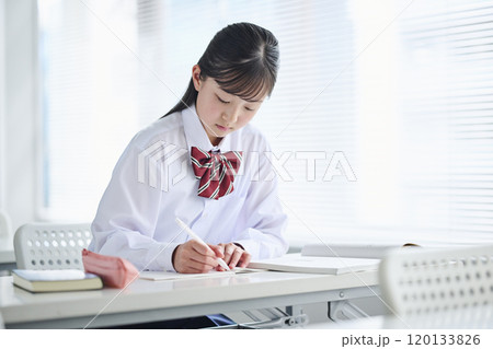 教室で授業を受ける女子中学生 教室で授業を受ける女子中学生 120133826