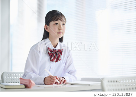 教室で授業を受ける女子中学生 120133827